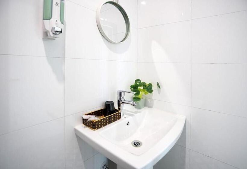 تختخواب و صبحانه Almor Hostel With Pool In Right Center