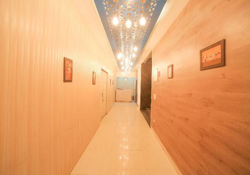 Отель Collection O 30076 Main Chhatarpur Road Asola