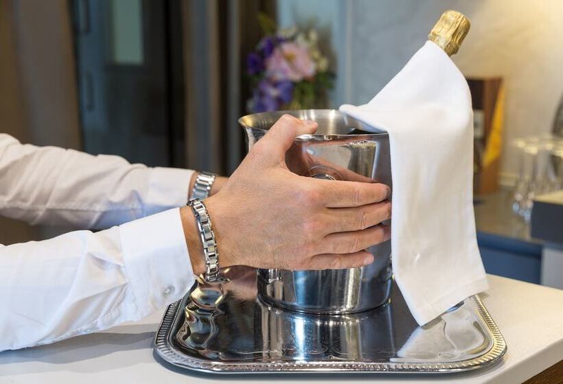 Отель The Originals Le Manoir De Pierre Levée