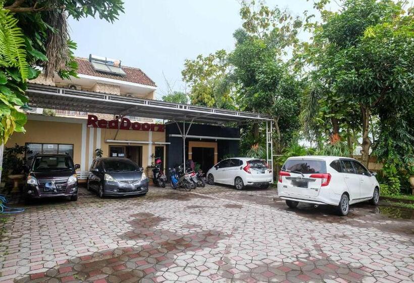 ペンション Reddoorz Syariah @ Colomadu 2