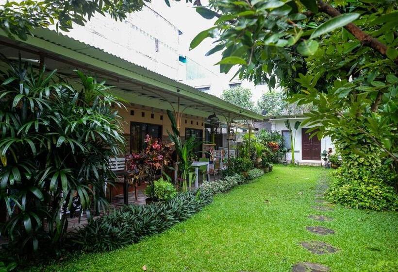 ペンション Reddoorz Syariah @ Colomadu 2