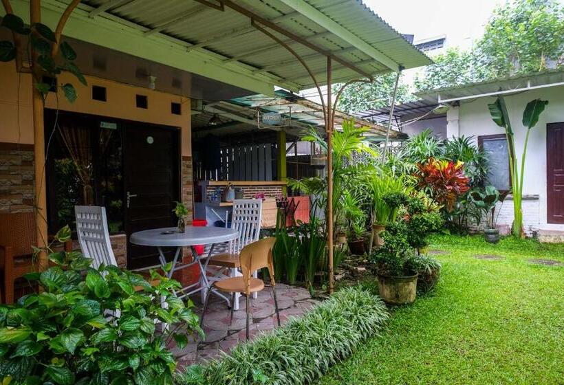 ペンション Reddoorz Syariah @ Colomadu 2