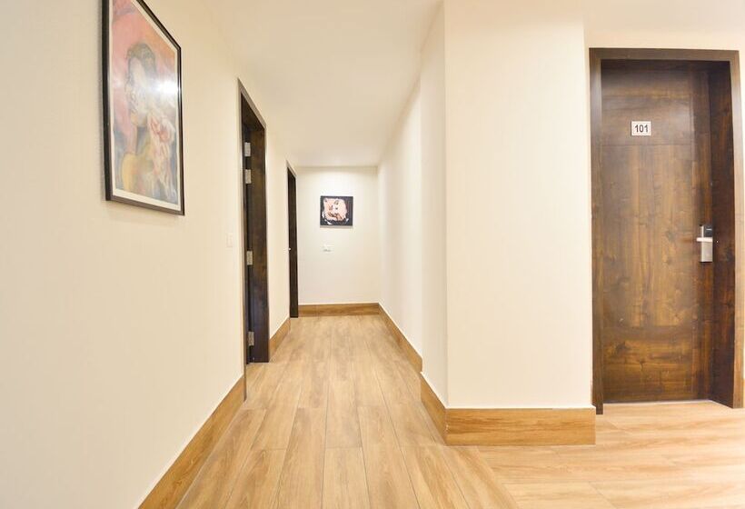 ホテル Capital O 37234 Reejas Inns  N  Suites