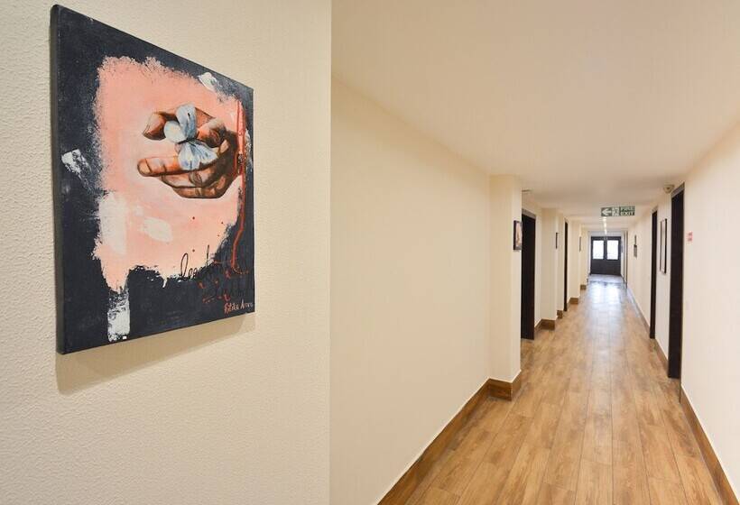 ホテル Capital O 37234 Reejas Inns  N  Suites