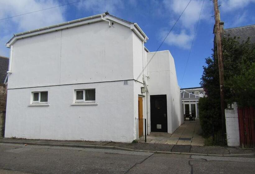 بنسيون The Red Lion Tavern