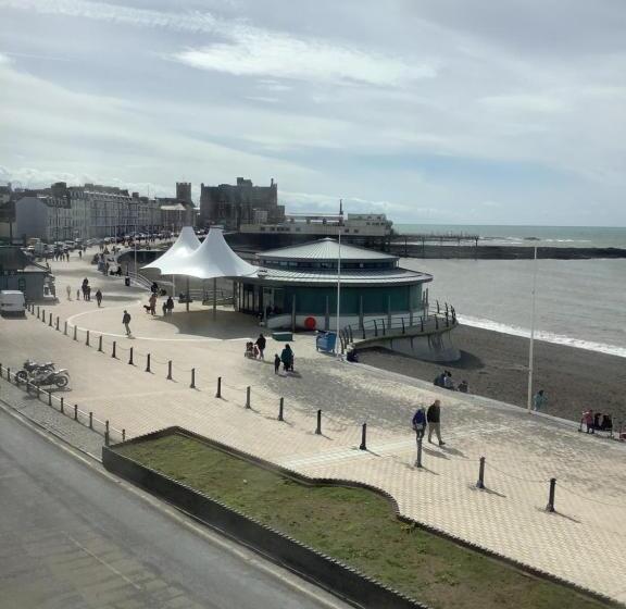 مبيت وإفطار Helmsman Guesthouse