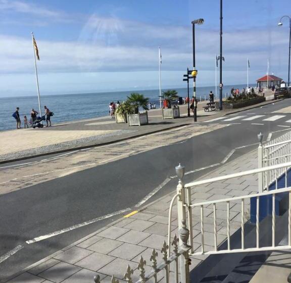 مبيت وإفطار Helmsman Guesthouse