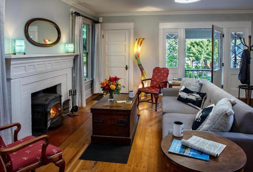 민박 Inn At The Gorge