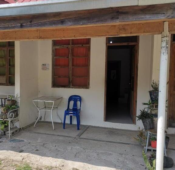 Отель Rusty Nail Inn And Cafe