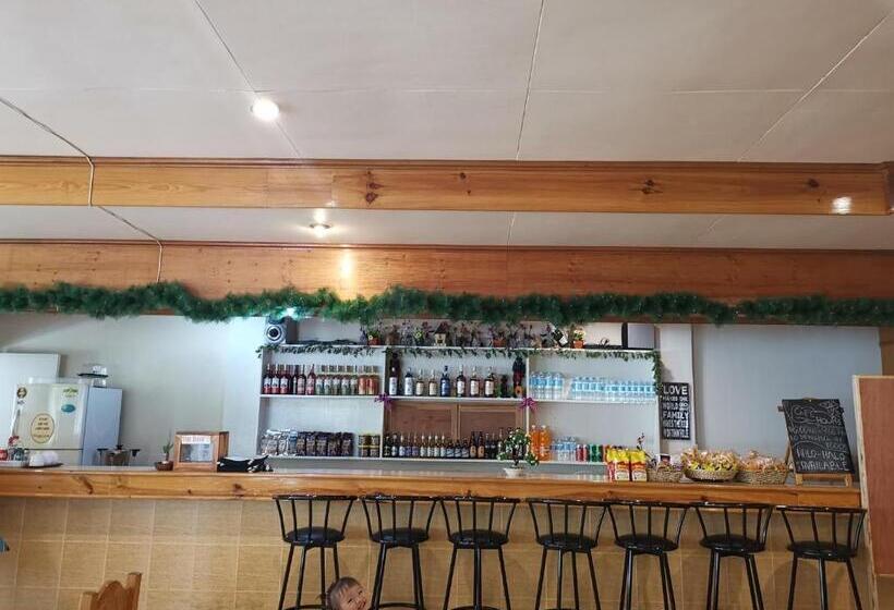 Отель Rusty Nail Inn And Cafe