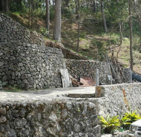 Отель Rusty Nail Inn And Cafe