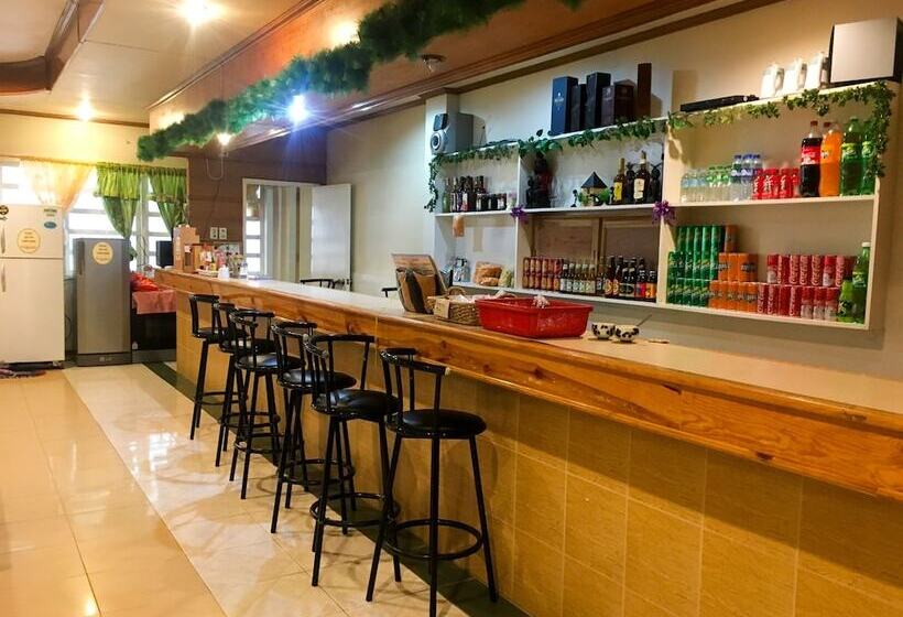 Отель Rusty Nail Inn And Cafe