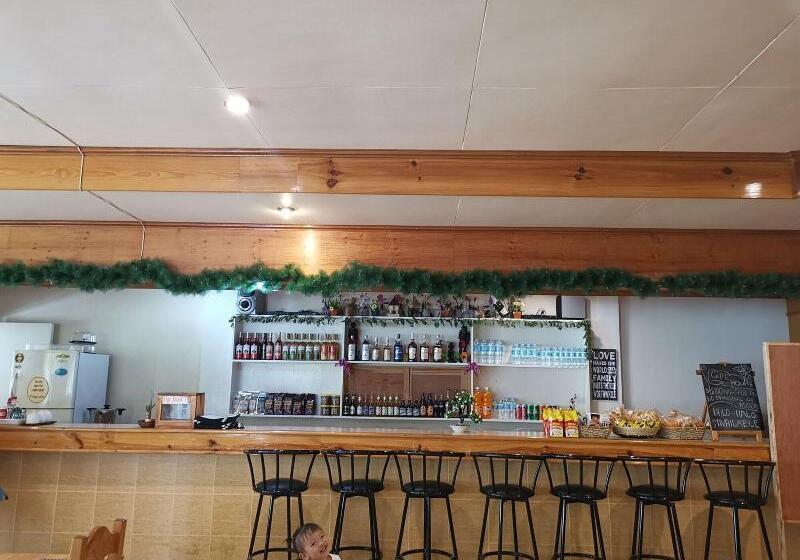 Отель Rusty Nail Inn And Cafe