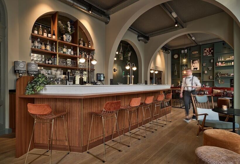 Finch Boutique Hotel, Downtown