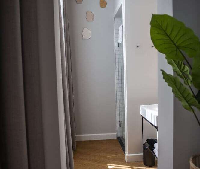 Finch Boutique Hotel, Downtown