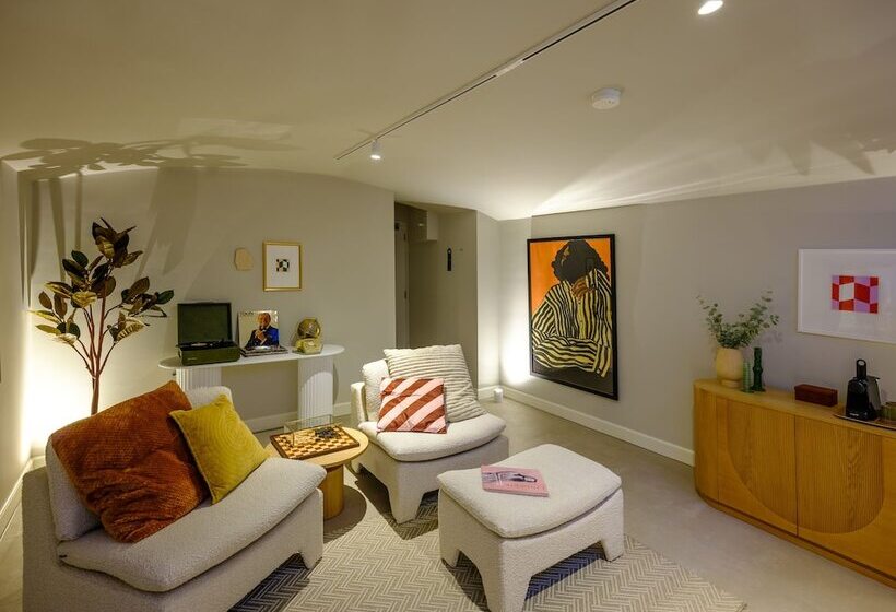 Finch Boutique Hotel, Downtown