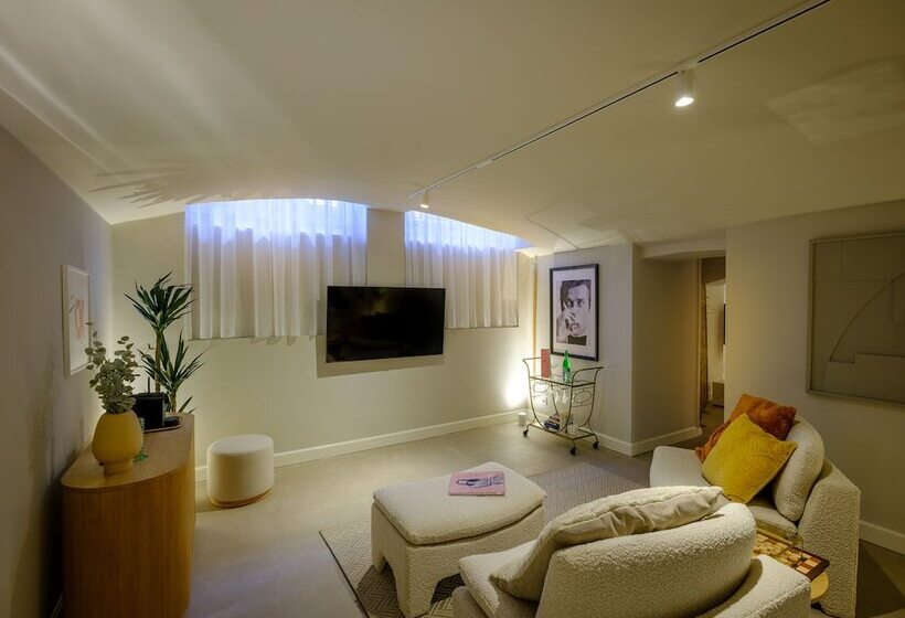 Finch Boutique Hotel, Downtown