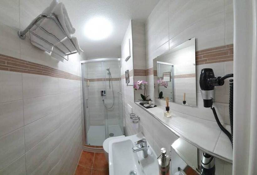 Stadthotel Am Adenauerplatz