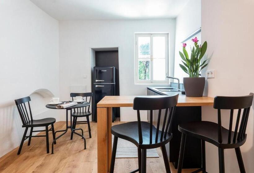 تختخواب و صبحانه Goldenstern Townhouse