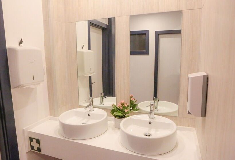 Caminha Hostel & Suites