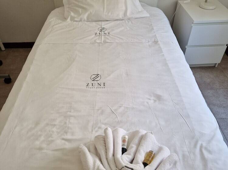 پانسیون Zuni Guest House