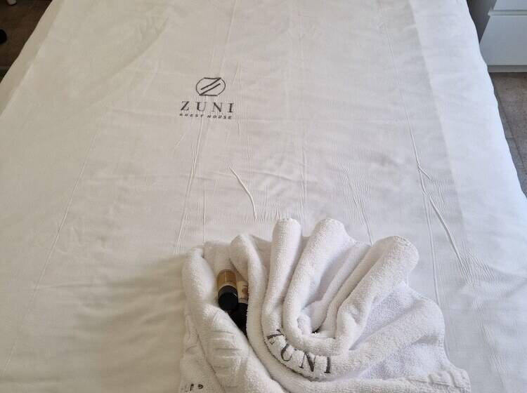 پانسیون Zuni Guest House