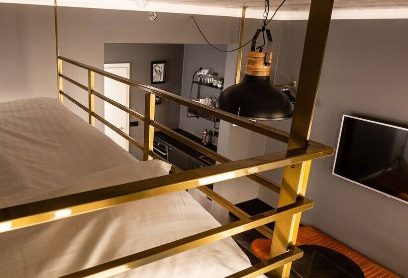 هتل R13  A Townhouse