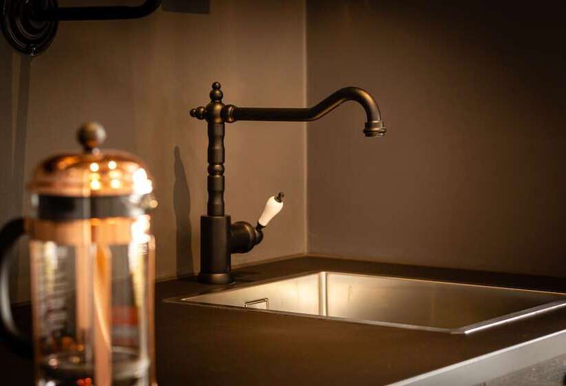 هتل R13  A Townhouse