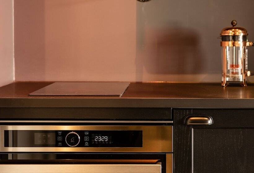 هتل R13  A Townhouse