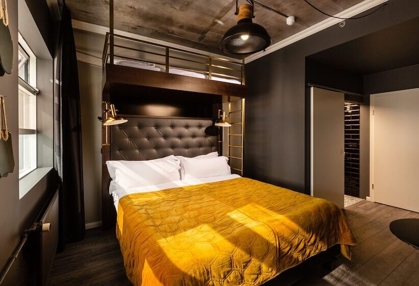 هتل R13  A Townhouse