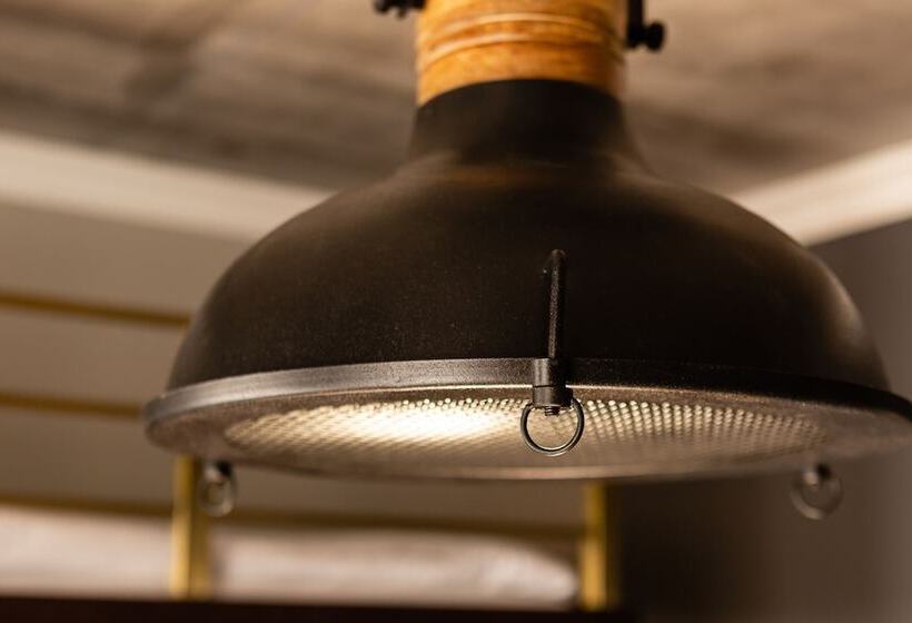 هتل R13  A Townhouse