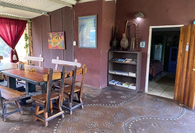 بنسيون Bohemian Garden Cottages