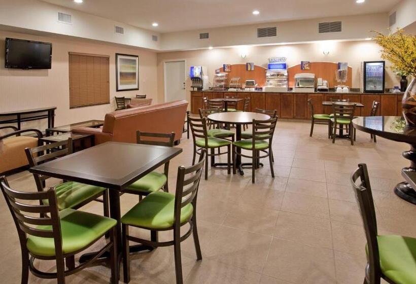 Holiday Inn Express Hotel & Suites Topeka North By Ihg