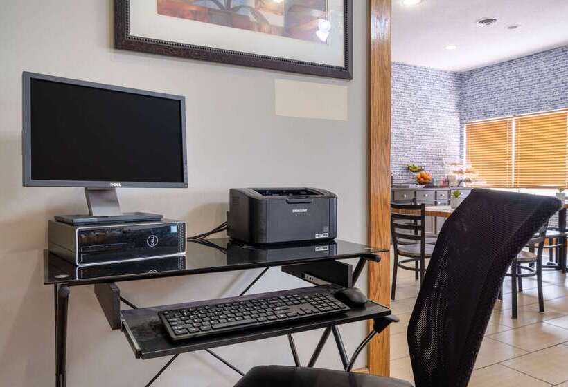 בית מלון כפרי Americinn By Wyndham Cedar Rapids North