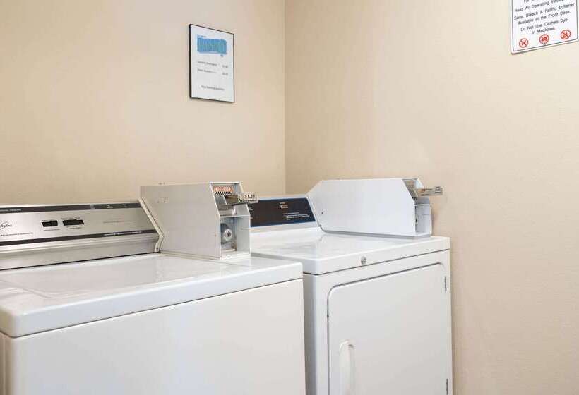 בית מלון כפרי Americinn By Wyndham Cedar Rapids North