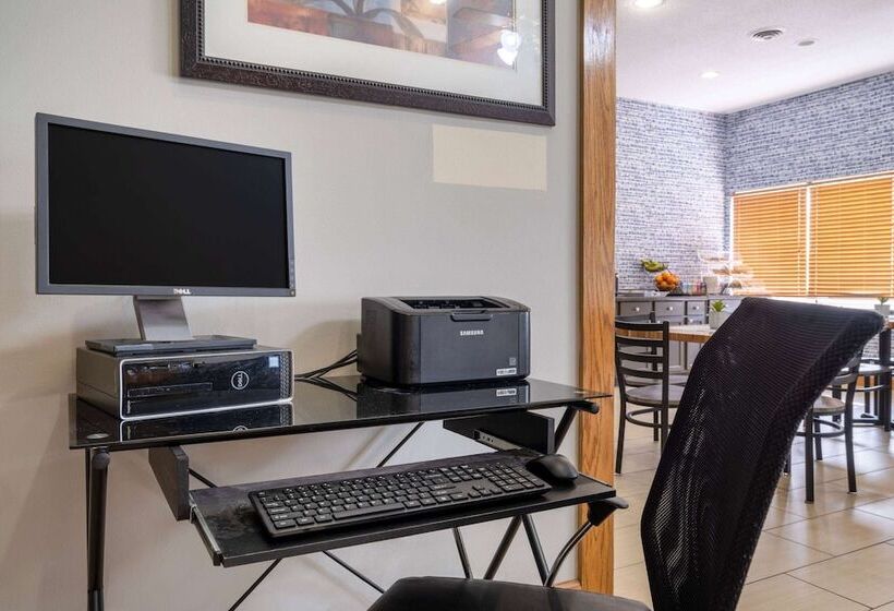 בית מלון כפרי Americinn By Wyndham Cedar Rapids North