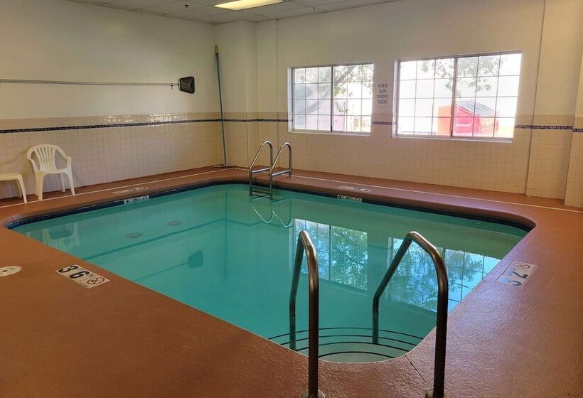 בית מלון כפרי Americinn By Wyndham Cedar Rapids North