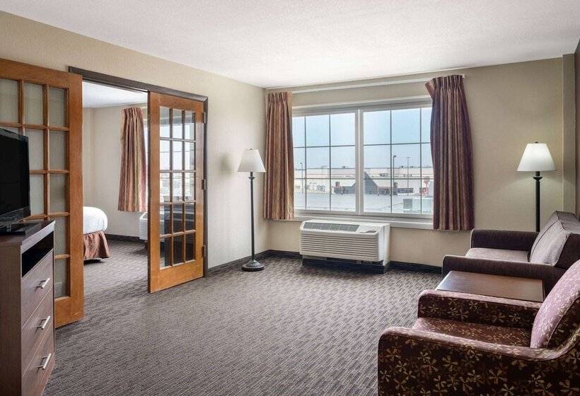 هتل Americinn By Wyndham Cedar Rapids North