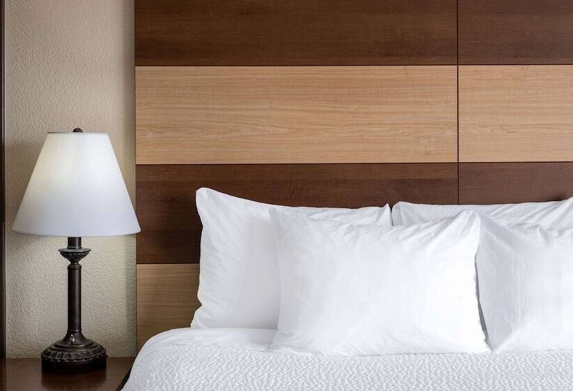 هتل Americinn By Wyndham Cedar Rapids North