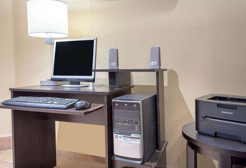 فندق Americinn And Suites By Wyndham Delafield Waukesha Milwaukee