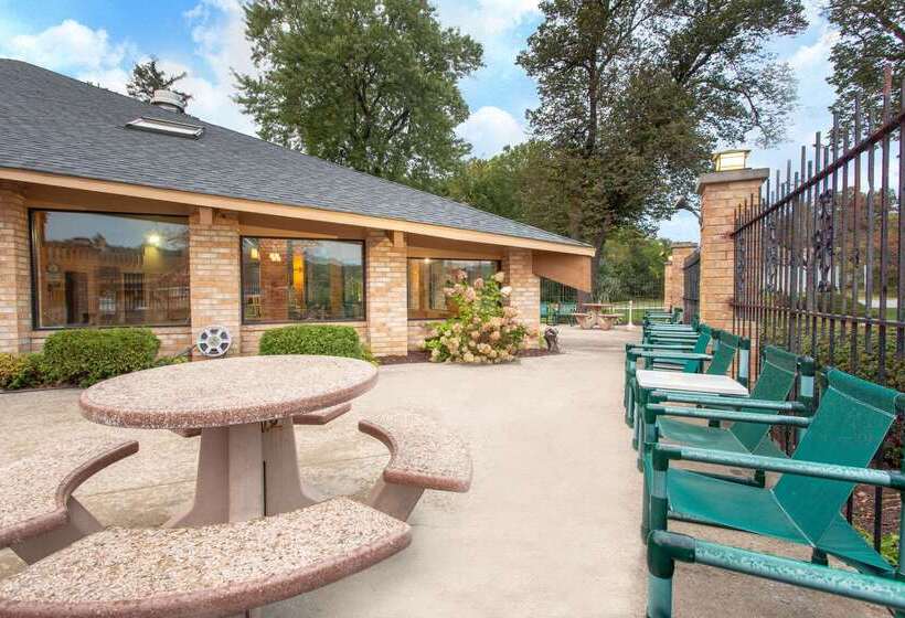 فندق Americinn And Suites By Wyndham Delafield Waukesha Milwaukee