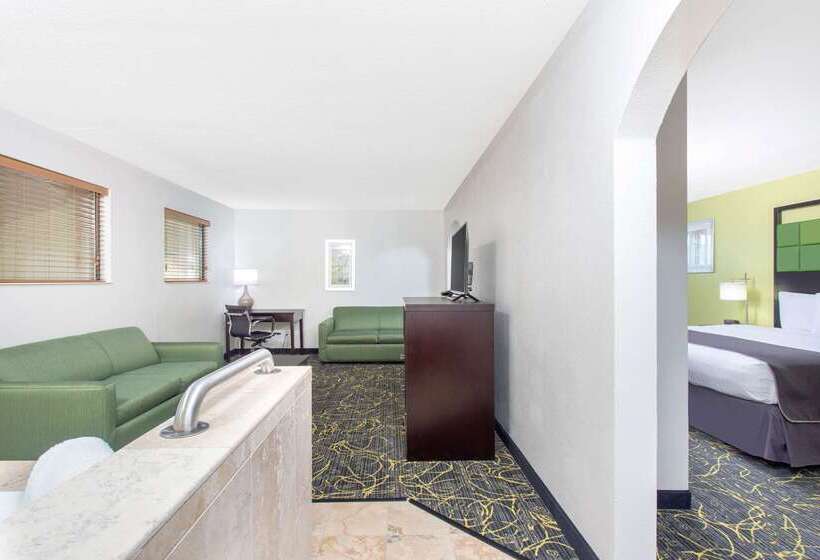 فندق Americinn And Suites By Wyndham Delafield Waukesha Milwaukee