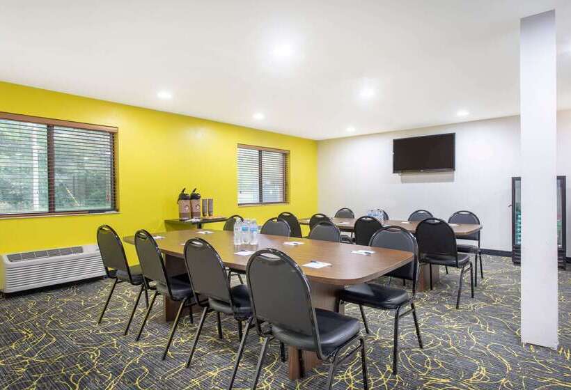 فندق Americinn And Suites By Wyndham Delafield Waukesha Milwaukee