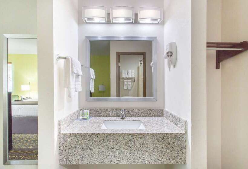 فندق Americinn And Suites By Wyndham Delafield Waukesha Milwaukee