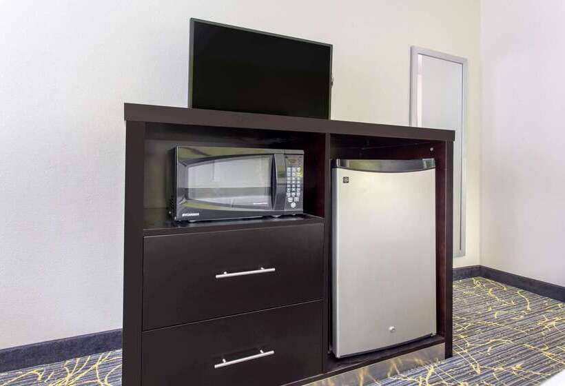 فندق Americinn And Suites By Wyndham Delafield Waukesha Milwaukee