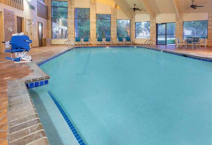 فندق Americinn And Suites By Wyndham Delafield Waukesha Milwaukee