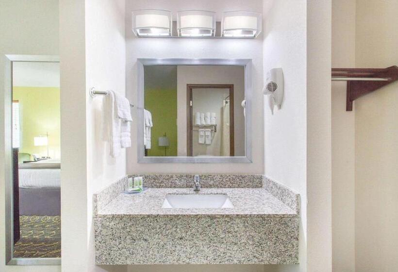 فندق Americinn And Suites By Wyndham Delafield Waukesha Milwaukee