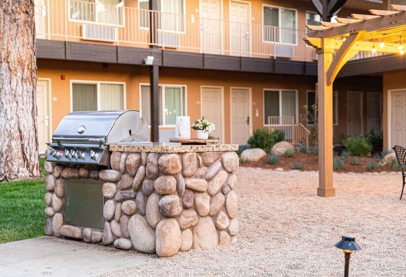 Отель Ayres Lodge Alpine