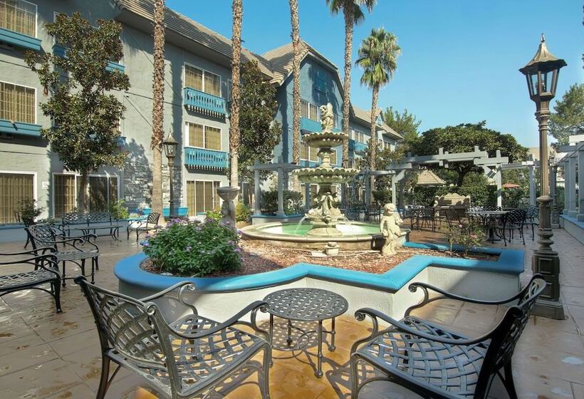 Azure Hotel&suites Ontario Trademark Collection By Wyndham