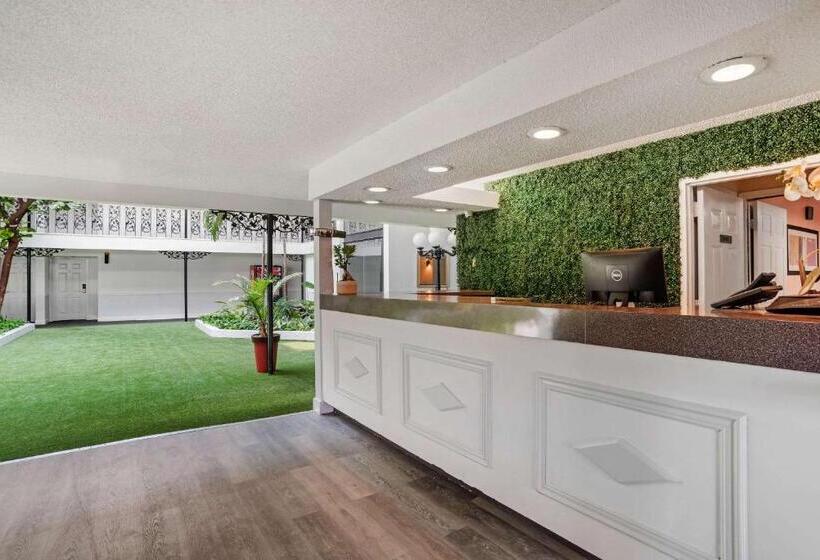 Отель Baymont By Wyndham Montgomery Al